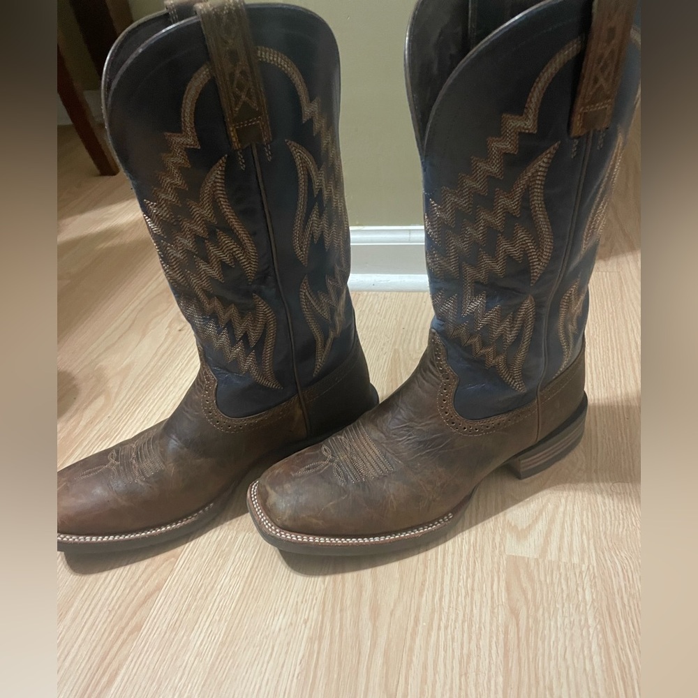Men’s Ariat square toe boots 9 1/2 D